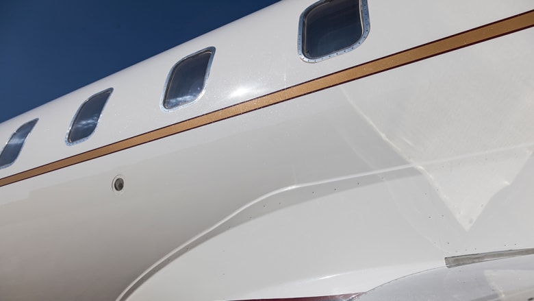 طائرة مطلية بمليارات البلورات من الألماس في دبي