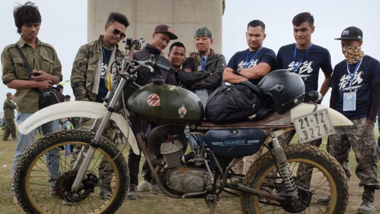 ماذا تفعل دراجات مينسك النارية السوفييتية في هانوي الفيتنامية؟