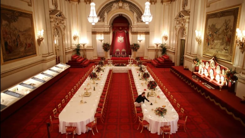 نظرة "حصرية" داخل غرف قصر باكنغهام في بريطانيا