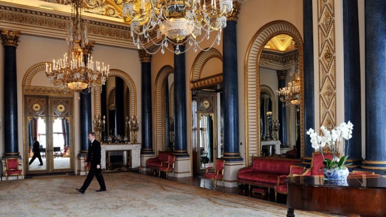 نظرة "حصرية" داخل غرف قصر باكنغهام في بريطانيا