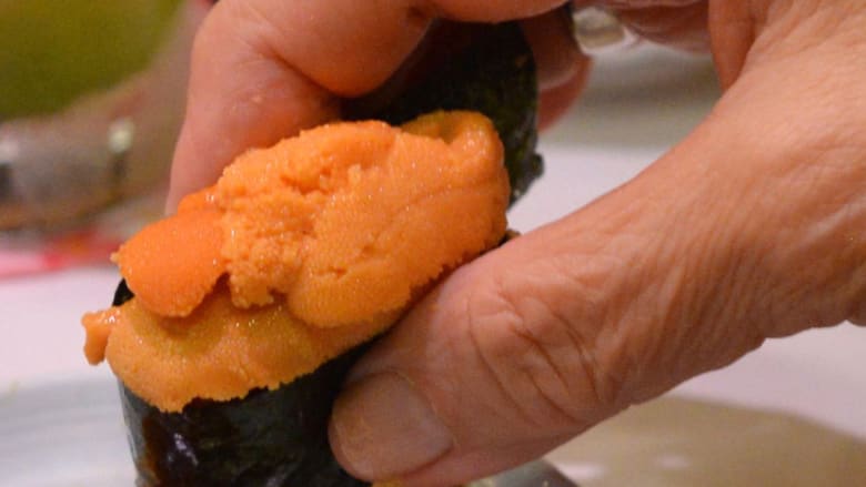 هل تحب السوشي؟ تعلم كيف تتناول السمك النيء باحتراف.. في جامعة مخصصة لذلك!