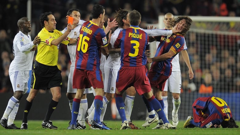 شاهد.. الجانب العنيف من الكلاسيكو بين لاعبي برشلونة وريال مدريد