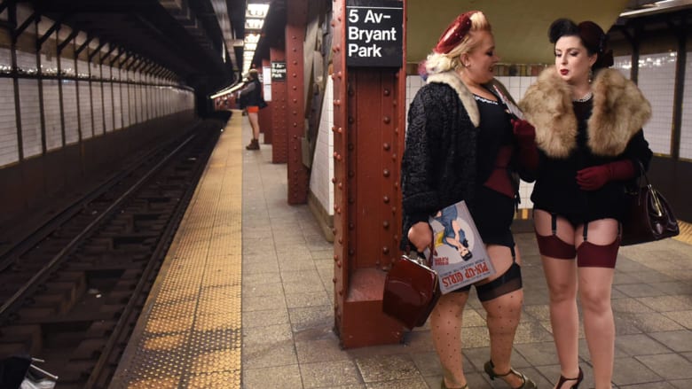 مشاركون في "اليوم العالمي لخلع السروال" بمحطة مترو الأنفاق في مدينة نيويورك