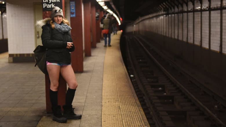 مشاركون في "اليوم العالمي لخلع السروال" بمحطة مترو الأنفاق في مدينة نيويورك