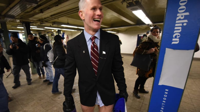 رجل يشارك في "اليوم العالمي لخلع السروال" بمحطة مترو الأنفاق في مدينة نيويورك