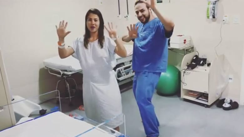 هذا الطبيب "المرح" يرقص مع النساء الحوامل أثناء المخاض!