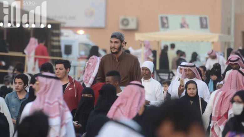 ظهور "الرجل العملاق" في السعودية..تعرّف إليه بالصور