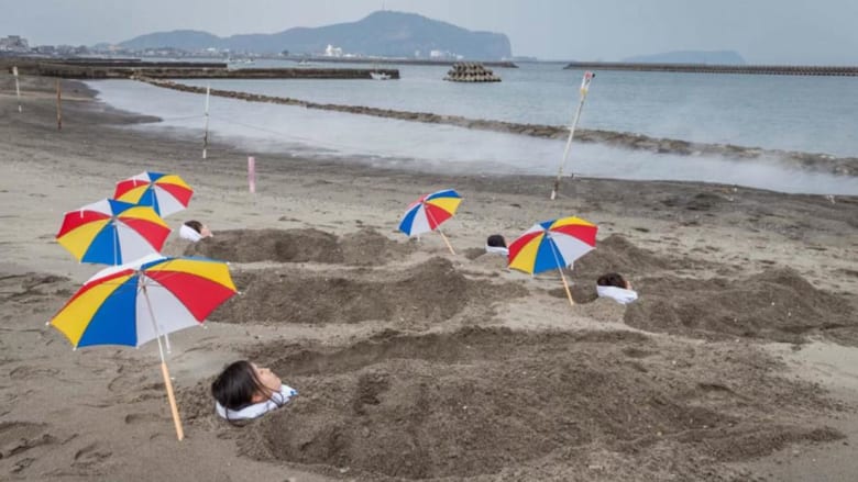 لماذا يدفن اليابانيون أنفسهم في الرمال وهم أحياء؟