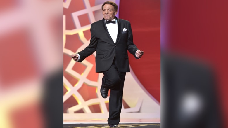 عادل إمام يمازح موظفة بشأن وزنها أثناء إدلائه بصوته في الانتخابات الرئاسية.. وهكذا ردّت عليه