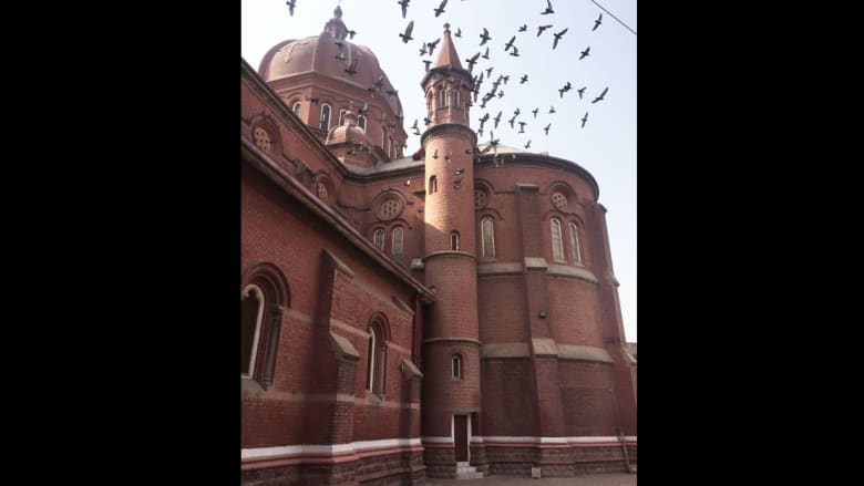 تصاميمها رائعة وأغلب طلّابها مسلمين.. ماذا تعرف عن كنائس باكستان "المتداعية"؟