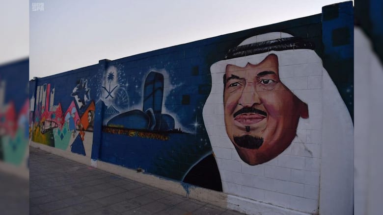 كيف تقرأ ملامح الملك سلمان لحظة تقبيل علم السعودية؟ هكذا وصفها 