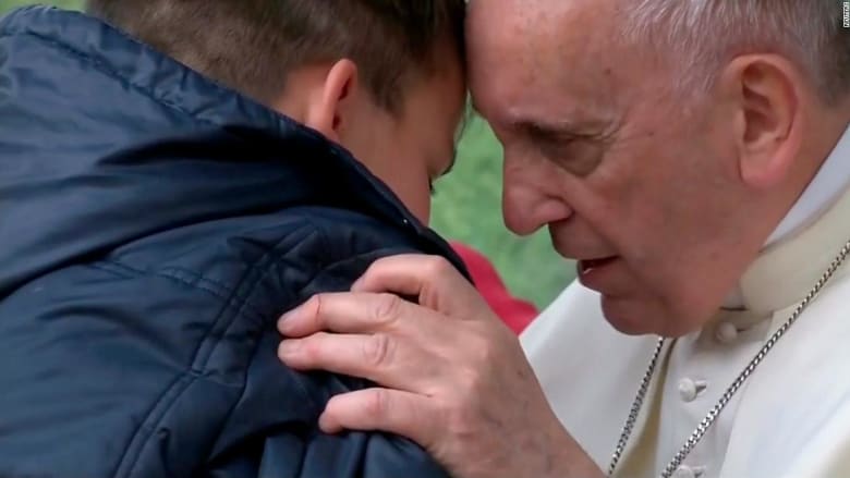 طفل توفي والده وهو ملحد.. فماذا سأل البابا؟
