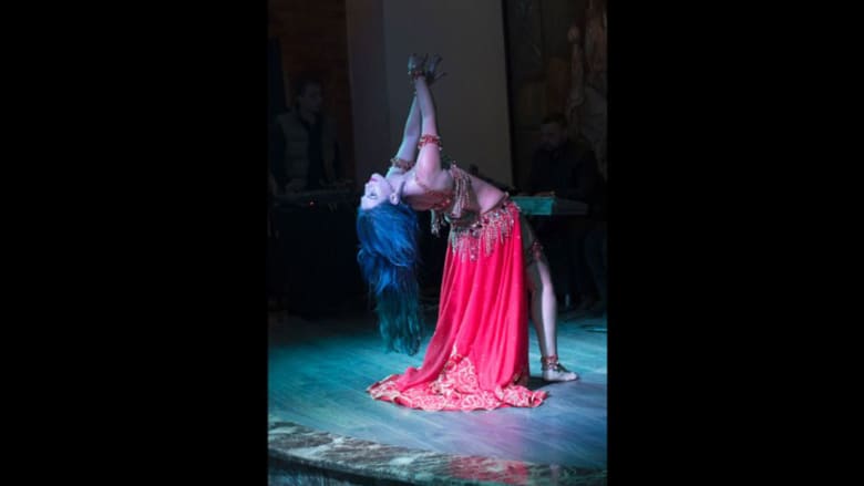في يوم الرقص العالمي.. نظرة على راقصة مصرية تحيي فنون الرقص الشرقي