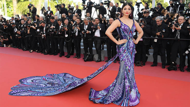 شاهد فستان ممثلة هندية أذهل الجميع بمهرجان "كان"