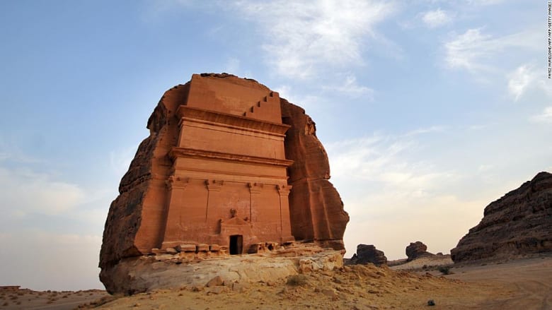 اكتشف ما يوجد داخل قبور مدائن صالح بالسعودية