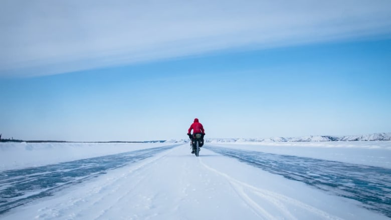 هذا الرجل قاد دراجته الهوائية حول القطب الشمالي المتجمد