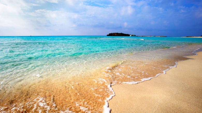 يُعتبر شاطئ "نيسي" من أفضل الشواطئ للسباحة في قبرص. 