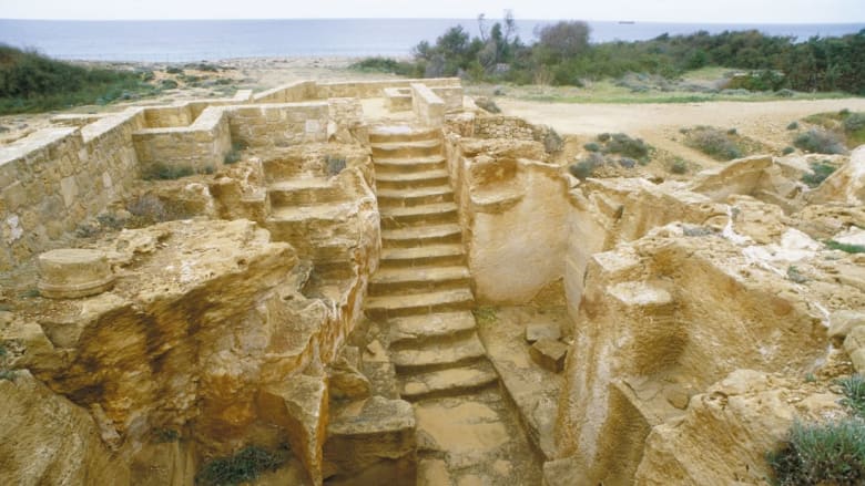 تتضمن بلدة بافوس في قبرص كنوزاً أثرية مثل "مقابر الملوك". 