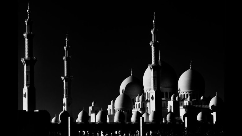 جامع الشيخ زايد الكبير في أبو ظبي، الإمارات العربية المتحدة، بعدسة المصور السعودي عصام عمر كابلي.