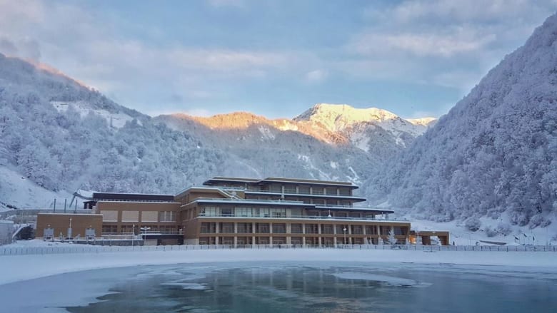  اختبر روعة التزلج في منتجع جبل توفنداغ في أذربيجان. 