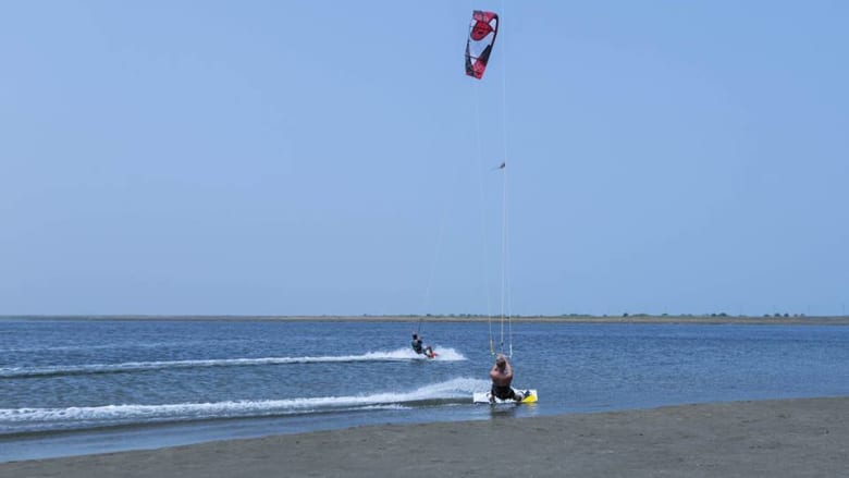 استمتع بركوب الأمواج بالطائرة الورقية في شاطئ "بلو بلانيت كايت" في أذربيجان.	