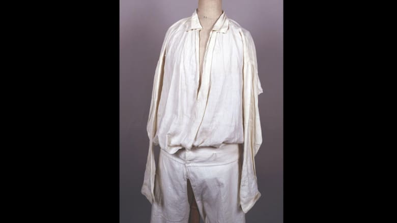 قميص وسروال ارتداهما الإمبراطور نابليون الأول في جزيرة سانت هيلينا. القميص الملطخ بالدم ارتداه نابليون في نهاية حياته.