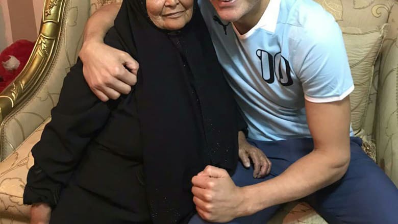 بعد أن نشر صورته معها.. عصام الحضري يرد على الإهانات التي وجهت لوالدته