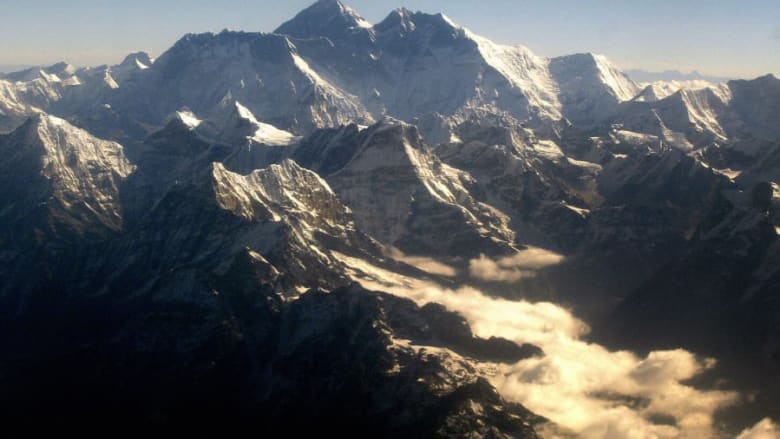 ازداد عدد متسلقي الجبل منذ أن استطاع إدموند هيلاري وتنسينج نورجاي الوصول إلى القمة في عام 1953
