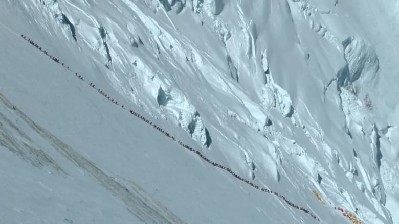مع أن أسماء حفنة من المتسلقين استطاعوا الوصول إلى القمة سنوياً، ولكن العدد ارتفع بحلول عام 2012 ليصل إلى أكثر من 500 شخص