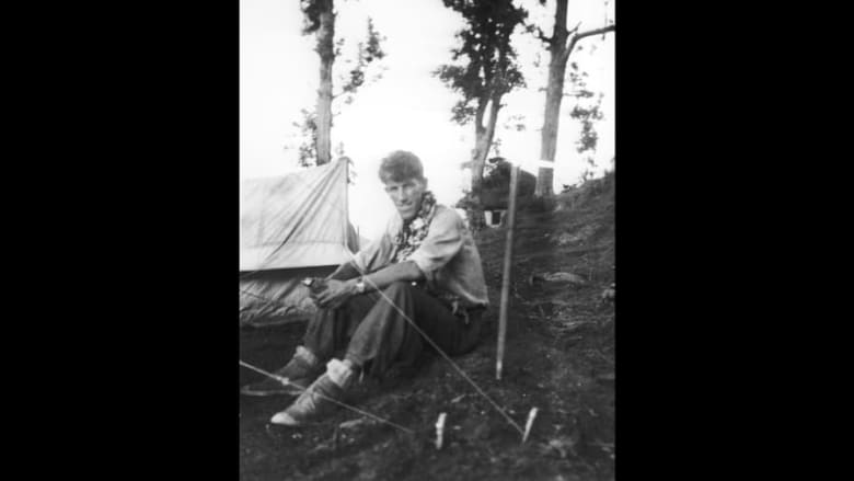 استطاع إدماند هيلاري في عام 1953 الوصول إلى القمة ليصبح أول من ينجح في تحدي الجبل والتصدي على خباياه وأسراره