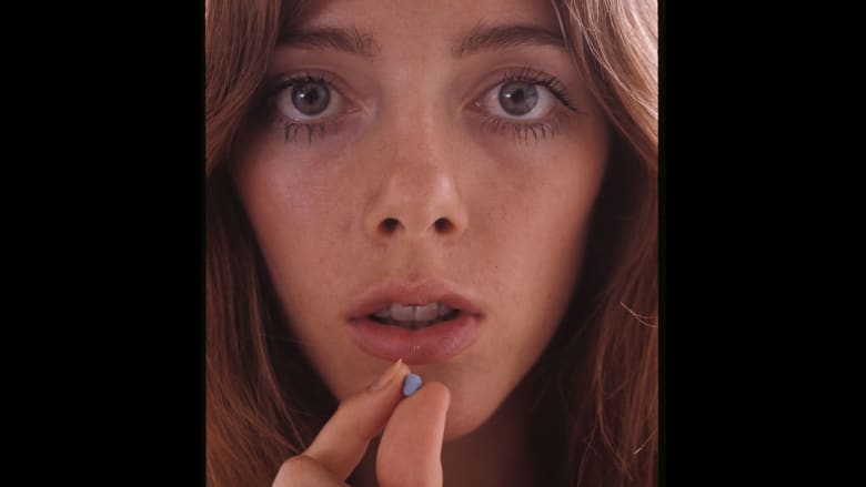 شابة تحمل حبة منع حمل في العام 1971.