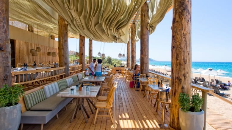 بالصور.. ما رأيك في هذا المطعم اليوناني ذو السقف المتحرك؟ 