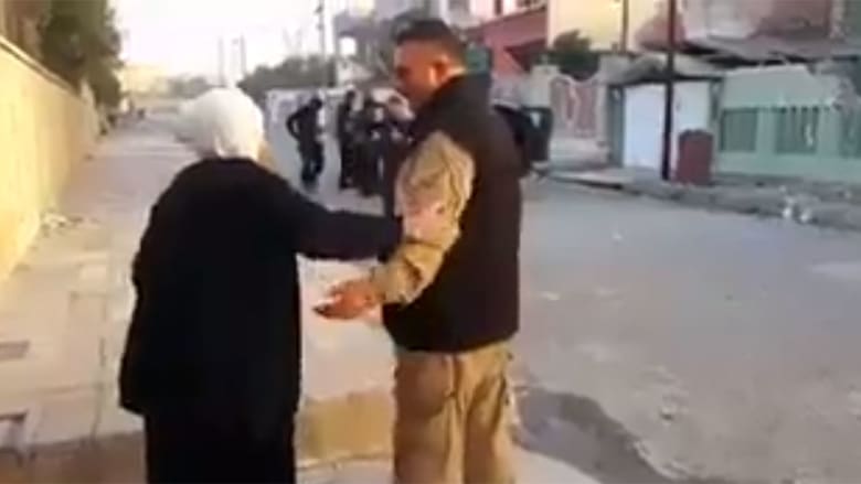 من مسنّة عراقية ترقص إلى تحية كاظم الساهر.. جيش أمريكا ينشر مقاطع فيديو بذكرى تحرير الموصل