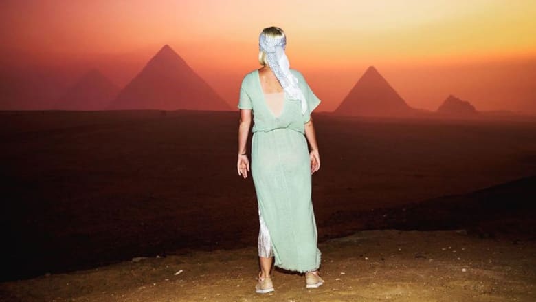 ما يؤهل لـ"الرحلة إلى ما بعد الحياة".. الفنانة كيتي بيري تكتب عن معتقدات قديمة من أهرامات مصر