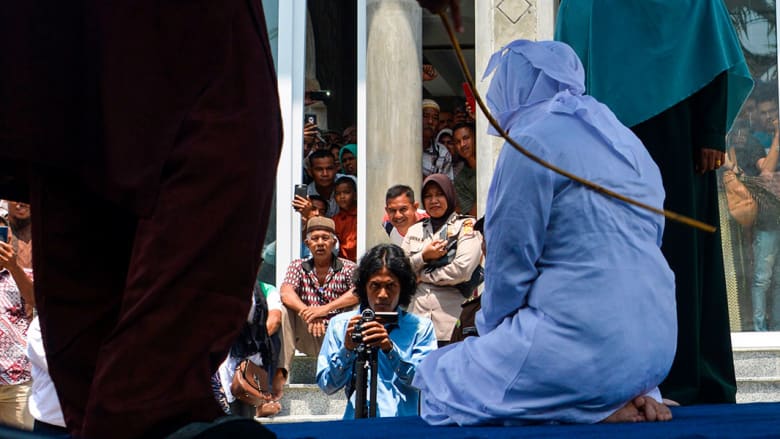 صو رة ارشيفية لتنفيذ عقوبة الجلد في إندونيسيا العالم 2019
