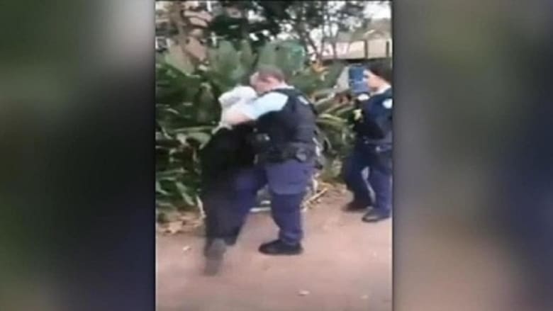 رئيس الشرطة الأسترالية يعتذر لمراهق من السكان الأصليين بعد اعتقال عنيف