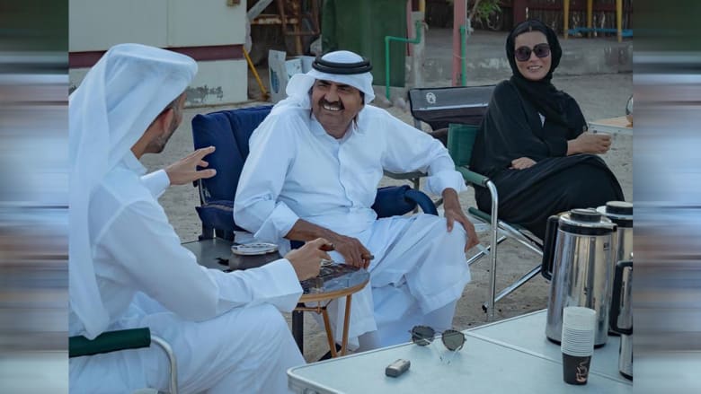 الأمير الوالد والشيخة موزا في الصورة التي نشرها شقيق أمير قطر