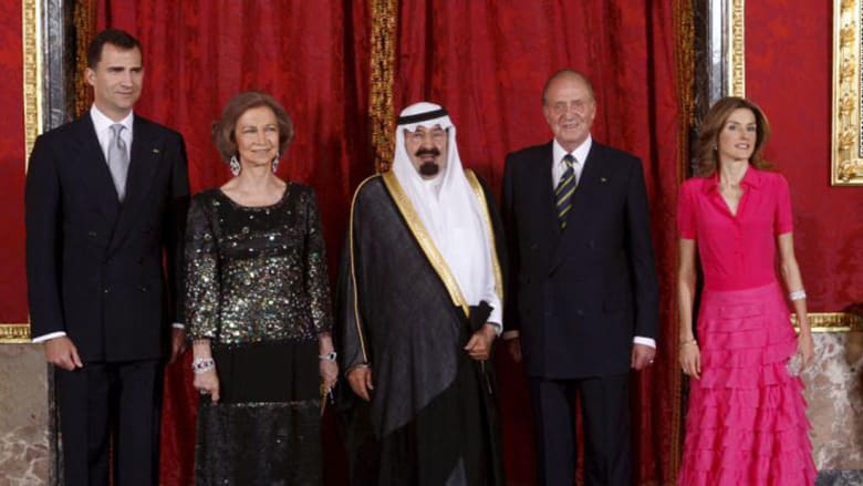 صورة أرشيفية للملك السعودي الراحل عبدالله بن عبدالعزيز وعلى يساره الملك خوان كارلوس في مدريد العام 2008