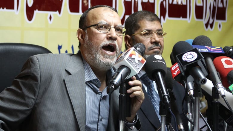 صورة ارشيفية لعصام العريان مع الرئيس المصري الأسبق محمد مرسي (يسار) خلال مؤتمر 