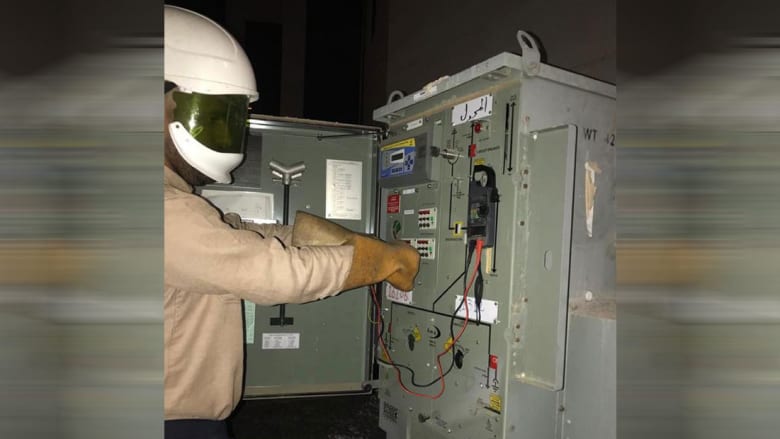 صورة أرشيفية لموظف بشركة الكهرباء السعودية خلال عملية صيانة لمحول