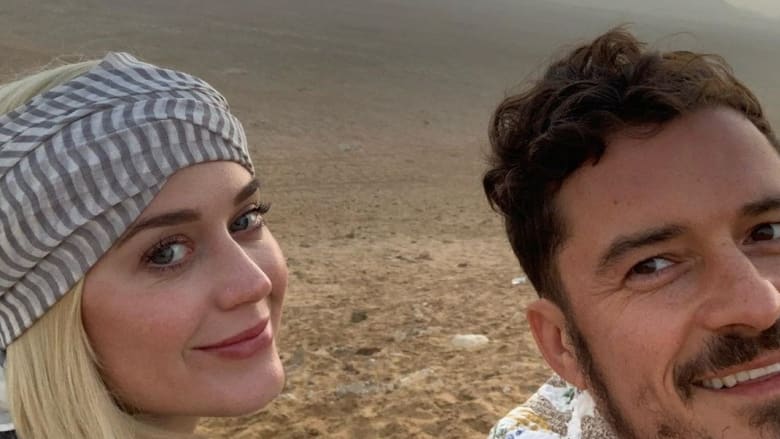 أورلاندو بلوم يحتفل بعيد ميلاد كيتي بيري وينشر صورة لهما أمام أهرامات مصر