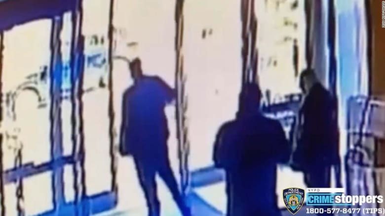 فيديو مراقبة يرصد لحظة هجوم على امرأة آسيوية خارج مبنى في نيويورك