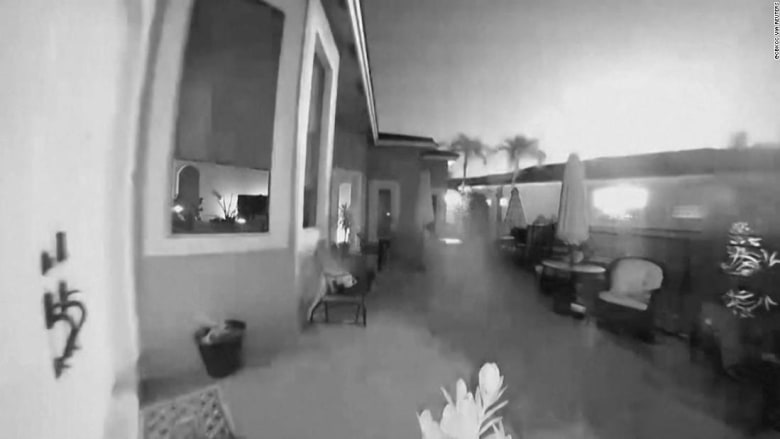 كاميرا مراقبة ترصد لحظة انفجار نيزك فجأة في سماء فلوريدا