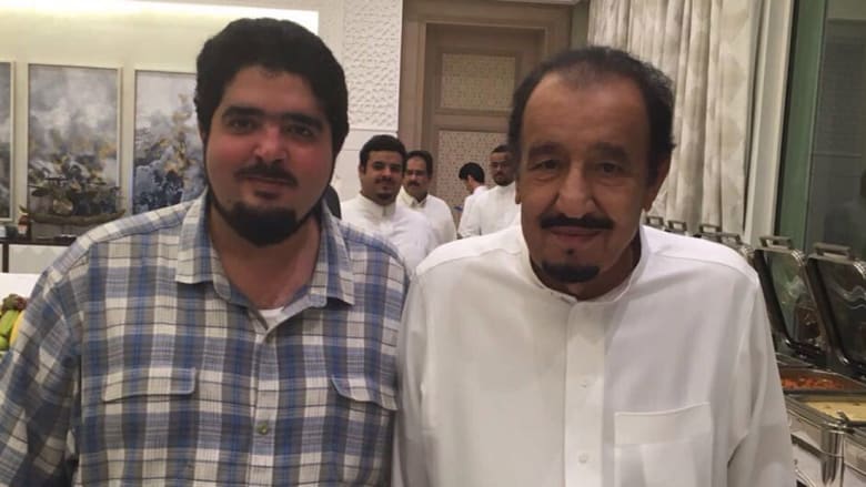 صورة أرشيفية للأمير عبدالعزيز بن فهد (يسار الصورة) مع العاهل السعودي الملك سلمان العام 2016