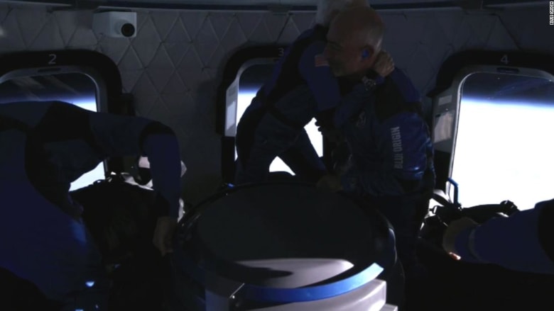 مشاهد من داخل كبسولة "بلو أوروغين" أثناء تحليقها في الفضاء