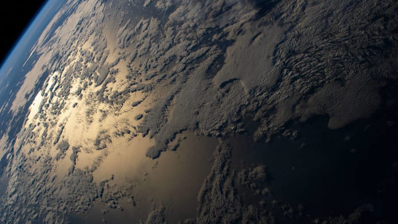 صورة مذهلة لسطح الأرض من الفضاء تبرز نطاق برتقالي اللون..ما أصله؟