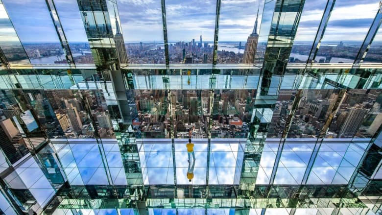 مصعد زجاجي بالكامل ينقلك إلى قمة ناطحة سحاب في نيويورك