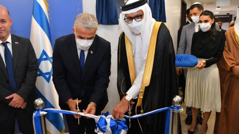 لحظة قص شريط افتتاح السفارة الإسرائيلية في البحرين 