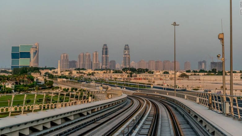 تعرف إلى نظام المترو اللامع المبني تحت الصحراء في قطر
