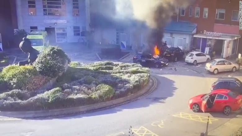 لحظة وقوع انفجار في سيارة أجرة أمام مستشفى ليفربول للنساء، في 15 نوفمبر 2021 في ليفربول، إنجلترا.